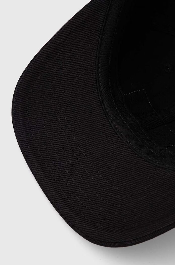 Levi's Памучна шапка с козирка в черно с апликация 000A9-0000