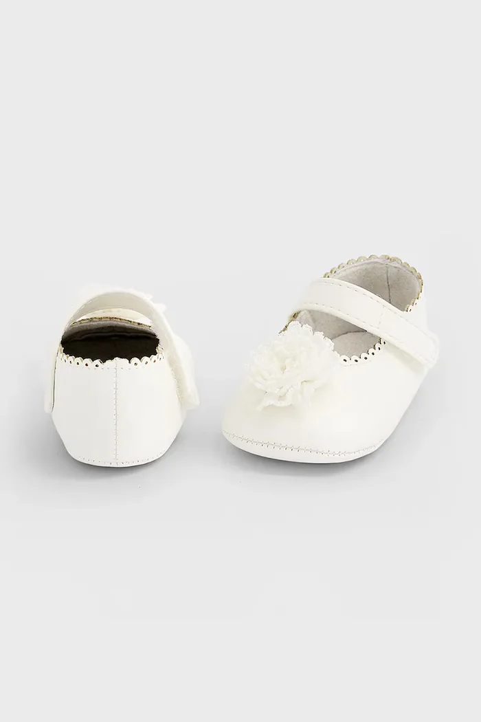Mayoral Newborn балеринки за бебе бели 9159