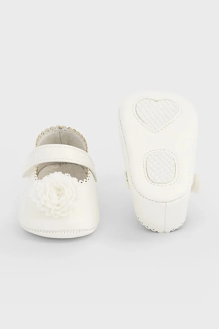 Mayoral Newborn балеринки за бебе бели 9159