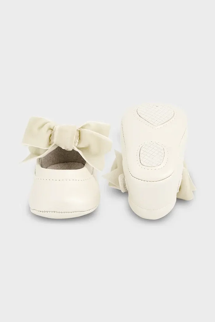 Mayoral Newborn обувки за бебе бежови 9158