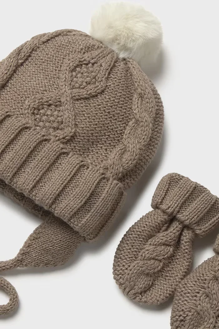 Mayoral Newborn шапка с помпон за бебе от памучна материя кафява 9120