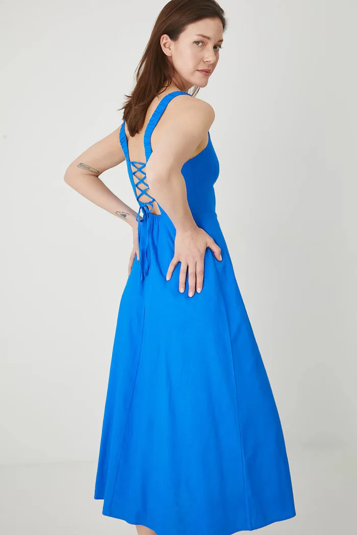 Medicine Ленена рокля в синьо среднодълга разкроена