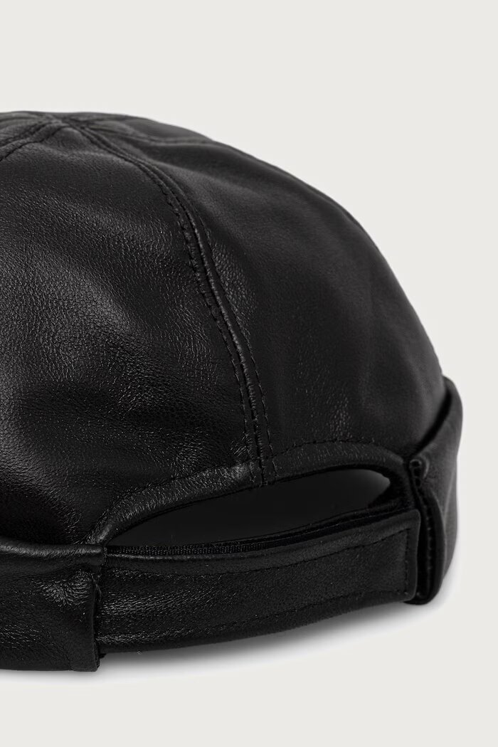 Moschino шапка мъжка от кожа черна M5927 60811
