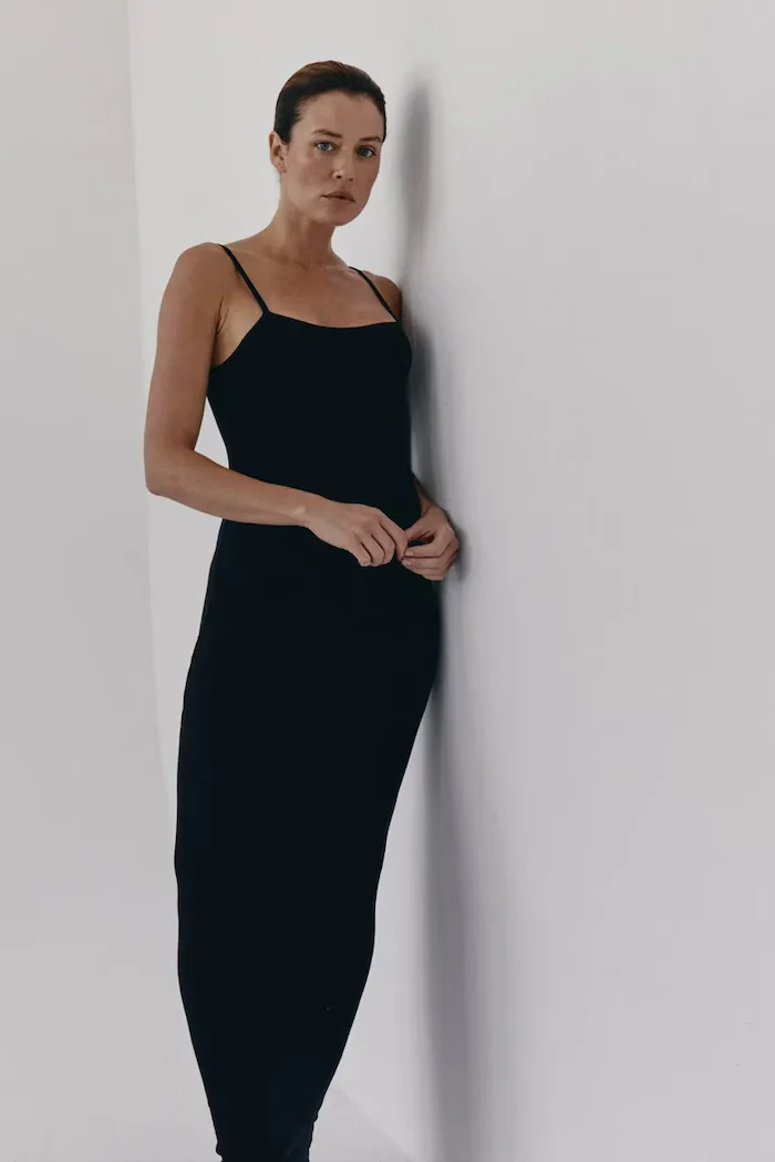 Muuv. Рокля JORDE в черно дълга с кройка по тялото