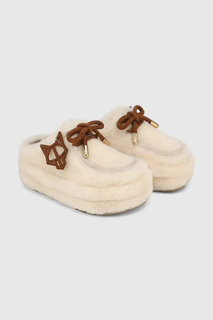 Naked Wolfe Пантофи Blizzard в бежово Blizzard Sand Suede/Shearling