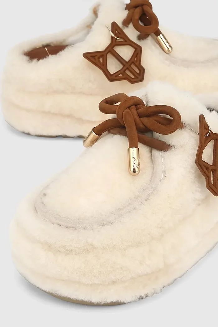 Naked Wolfe Пантофи Blizzard в бежово Blizzard Sand Suede/Shearling