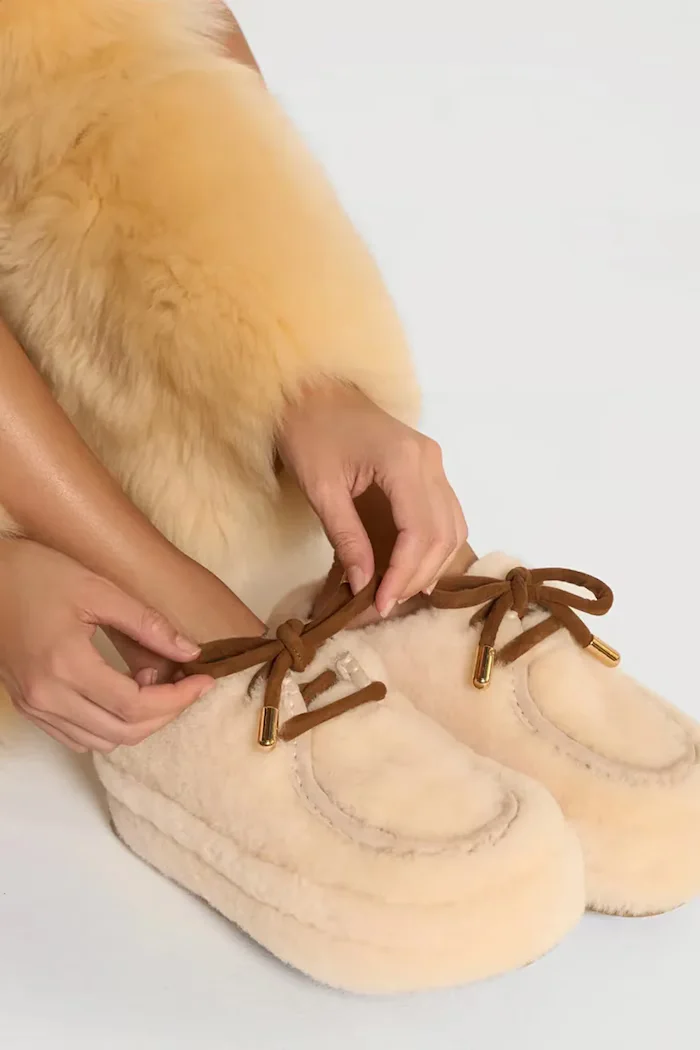Naked Wolfe Пантофи Blizzard в бежово Blizzard Sand Suede/Shearling