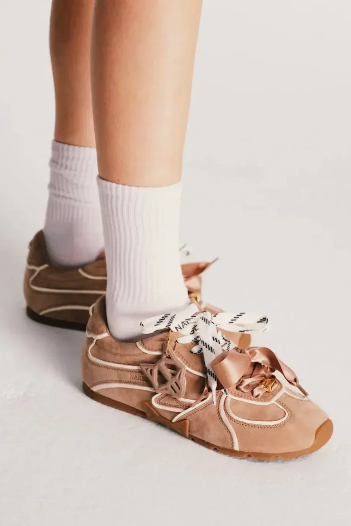 Naked Wolfe Велурени маратонки Adored в бежово Adored Mushroom Suede