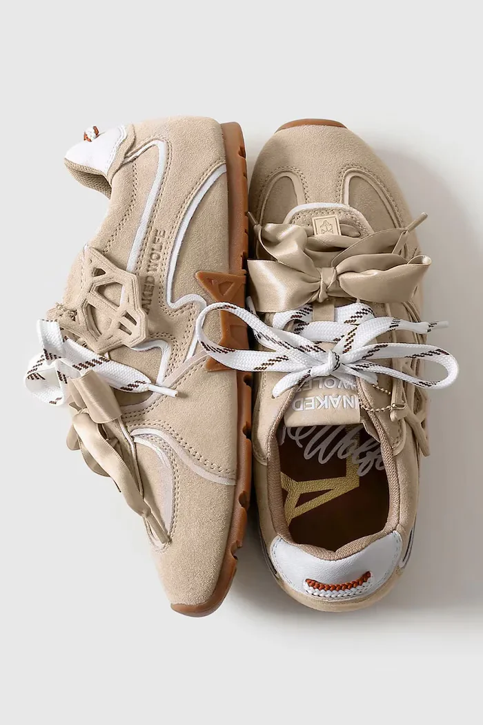 Naked Wolfe Велурени маратонки Adored в бежово Adored Off White Suede
