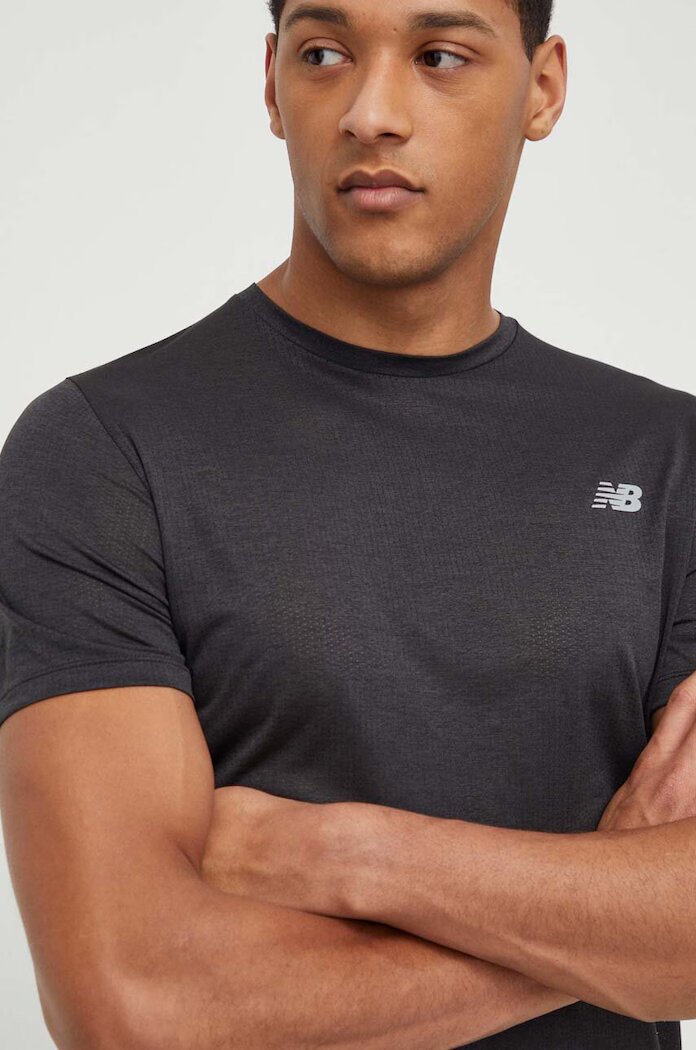 New Balance Тениска за трениране Athletics MT41253BK в черно с изчистен дизайн