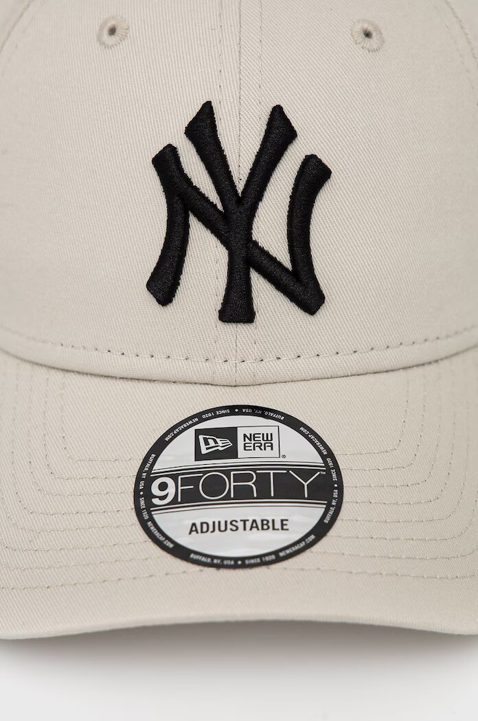 New Era Памучна шапка LEAGUE ESSENTIAL 9FORTY® в бежово с апликация 12380590