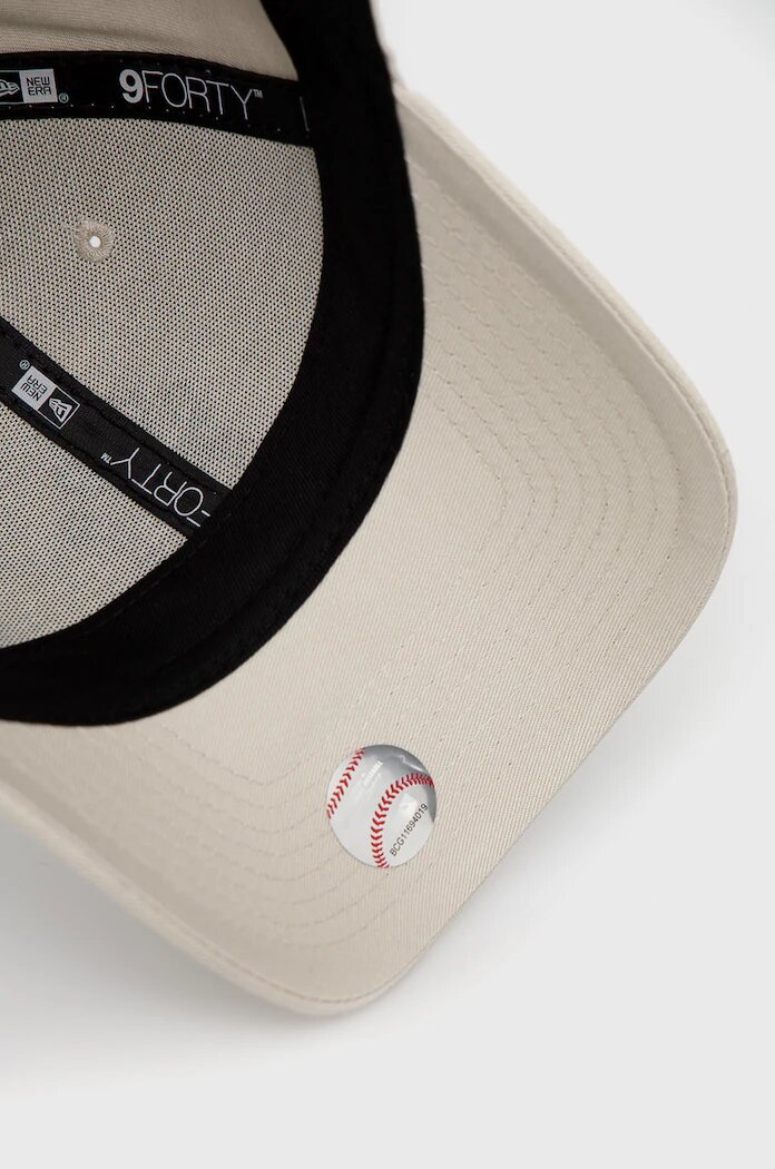 New Era Памучна шапка LEAGUE ESSENTIAL 9FORTY® в бежово с апликация 12380590