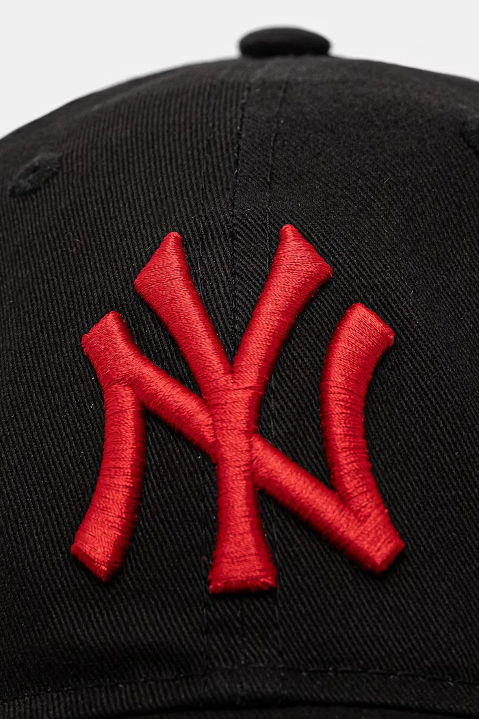 New Era Памучна шапка с козирка LE 920 LEAGUE ESSENTIAL 9TWENTY® в черно с апликация 60471471