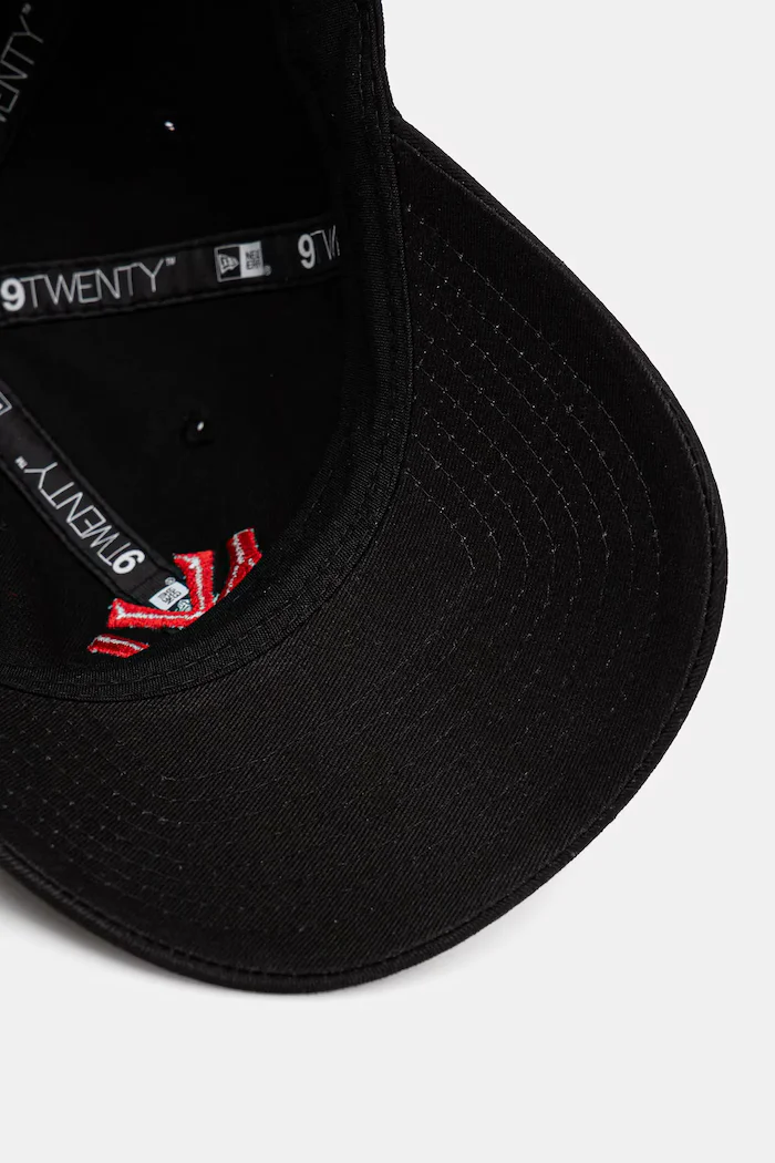 New Era Памучна шапка с козирка LE 920 LEAGUE ESSENTIAL 9TWENTY® в черно с апликация 60471471