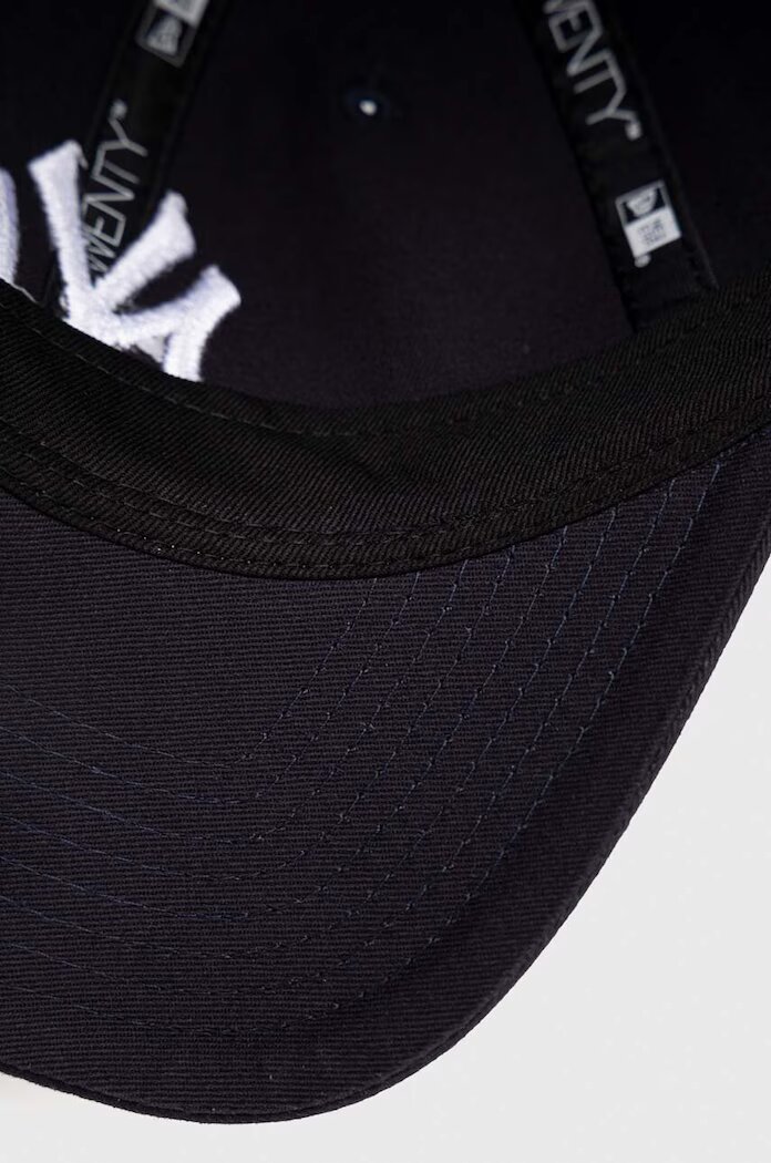 New Era Памучна шапка с козирка LEAGUE ESSENTIAL 9TWENTY® в тъмносиньо с апликация NEW YORK YANKEES 60348850