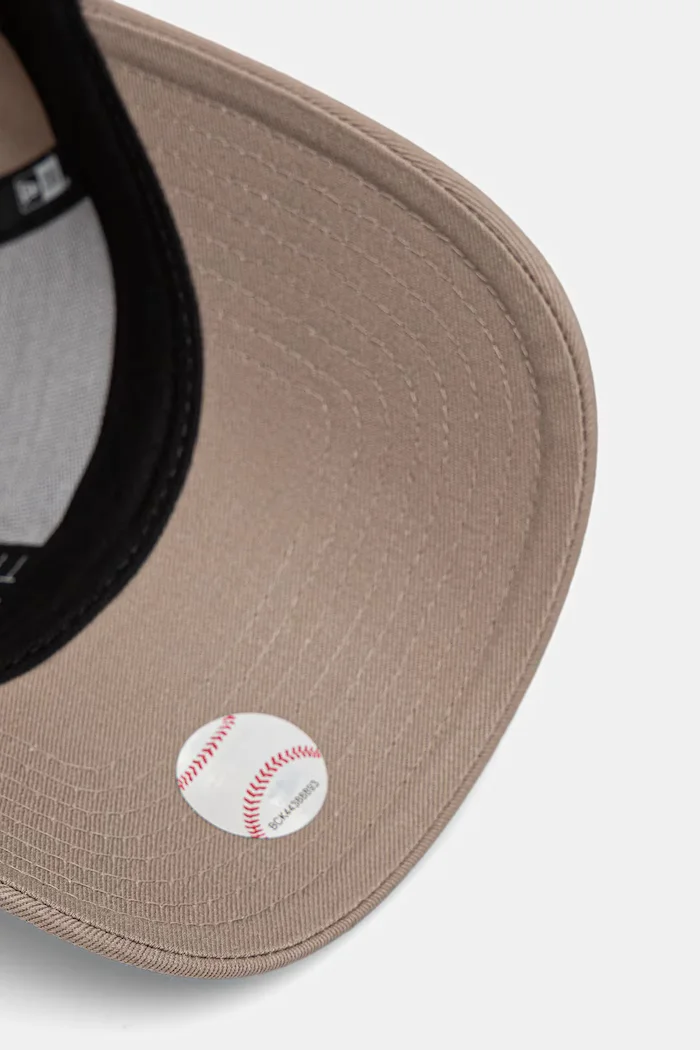 New Era Памучна шапка с козирка OUTLINE 9FORTY® в бежово 60675524