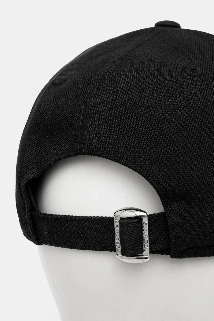 New Era Памучна шапка с козирка OUTLINE 9FORTY® в черно с апликация 60471464