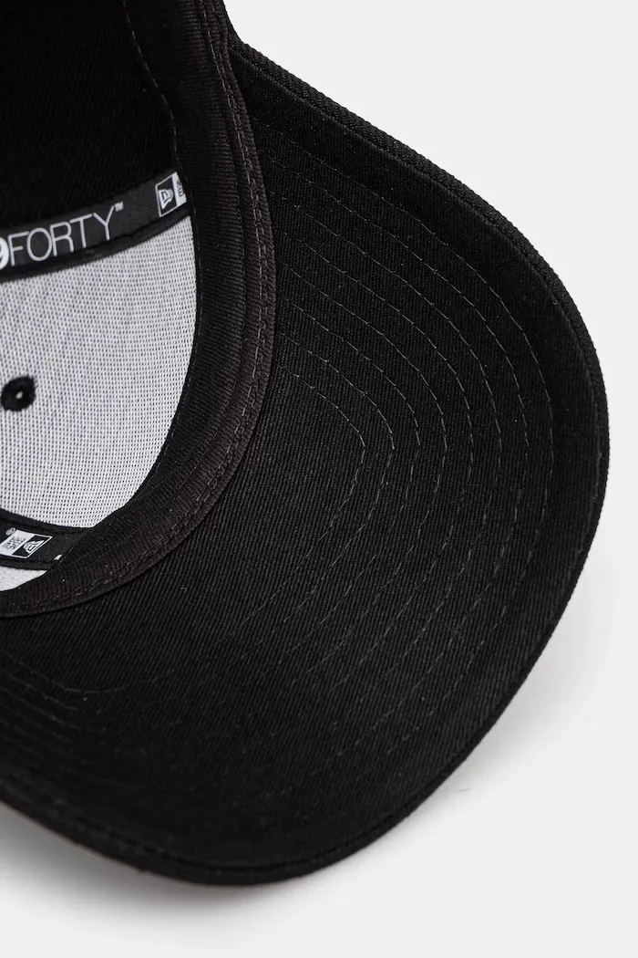 New Era Памучна шапка с козирка OUTLINE 9FORTY® в черно с апликация 60471464