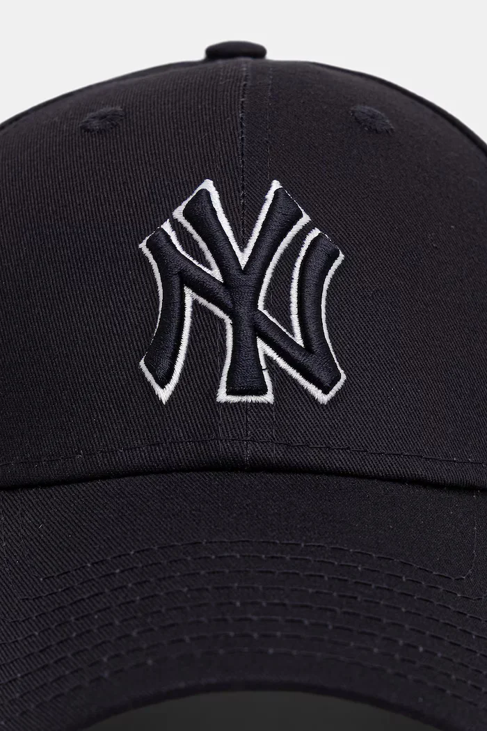 New Era Памучна шапка с козирка OUTLINE 9FORTY® в тъмносиньо 60675523