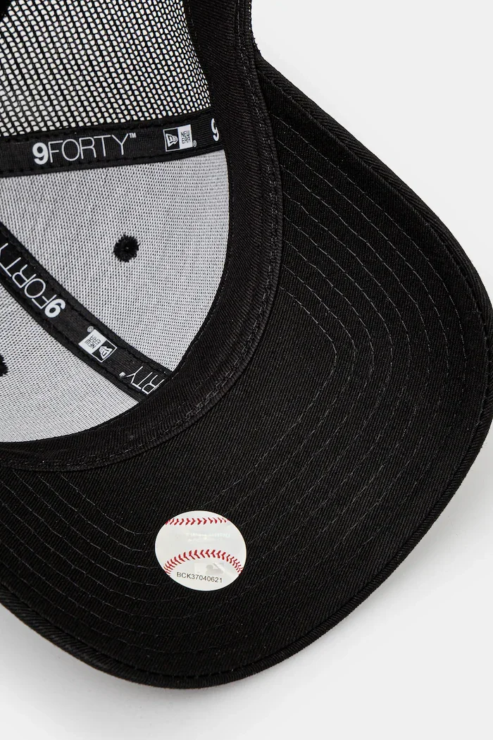 New Era Шапка с козирка HOMEFIELD 9FORTY® TRUCKER в черно с изчистен дизайн 60579078