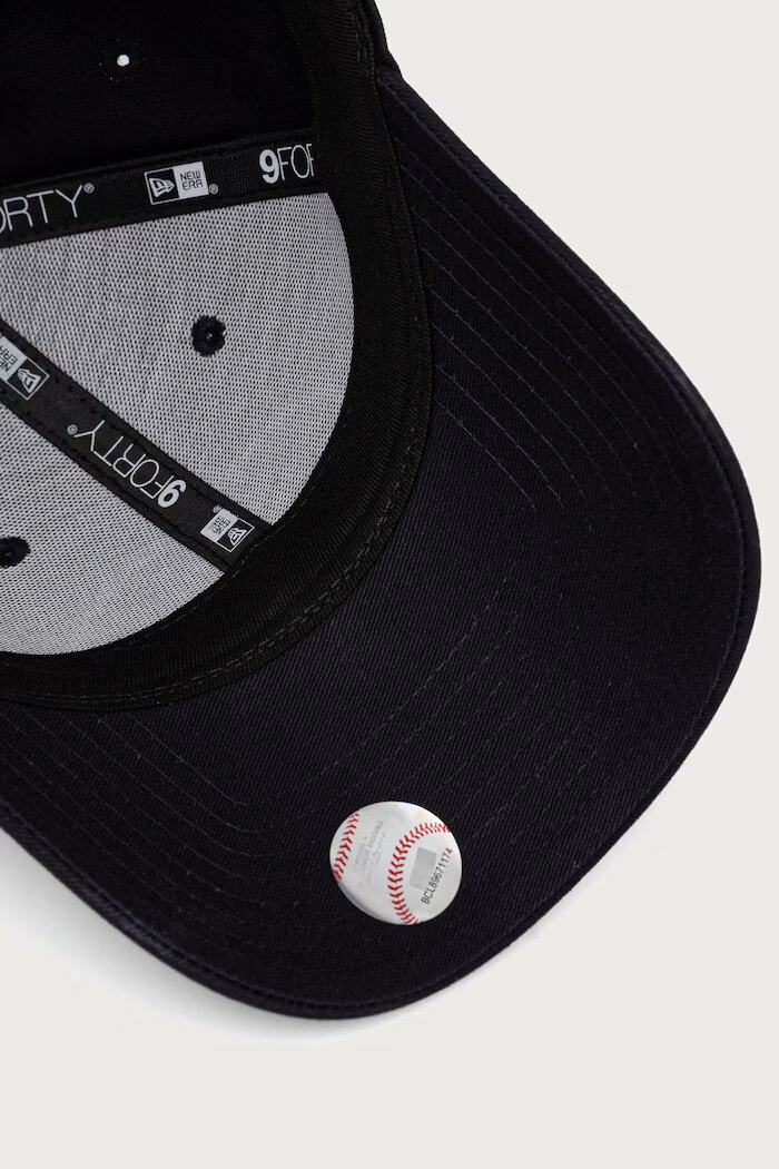 New Era шапка с козирка от памук PATCH 9FORTY® тъмносиня 60915783