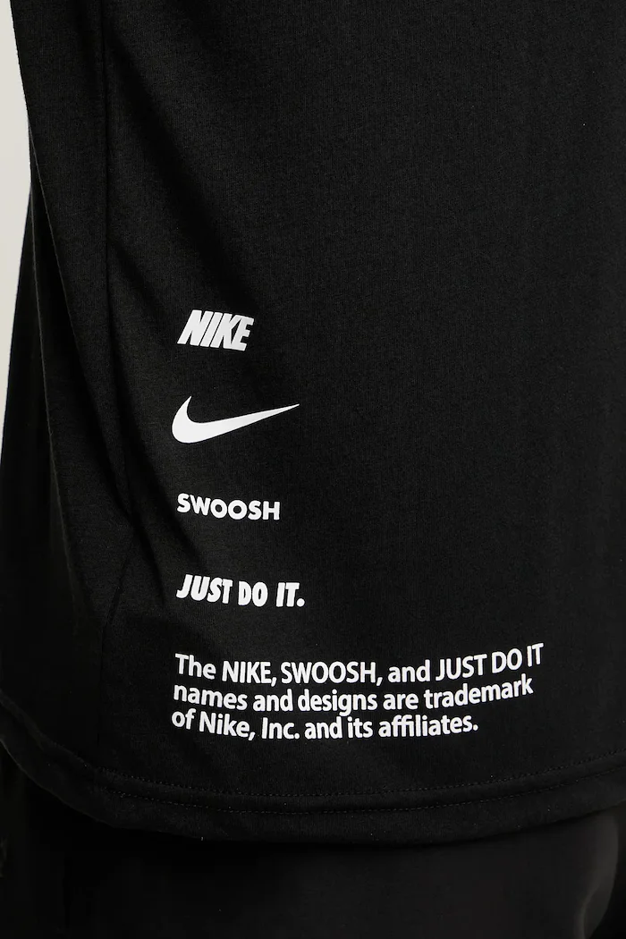 Nike Тениска за трениране в черно NESSF523