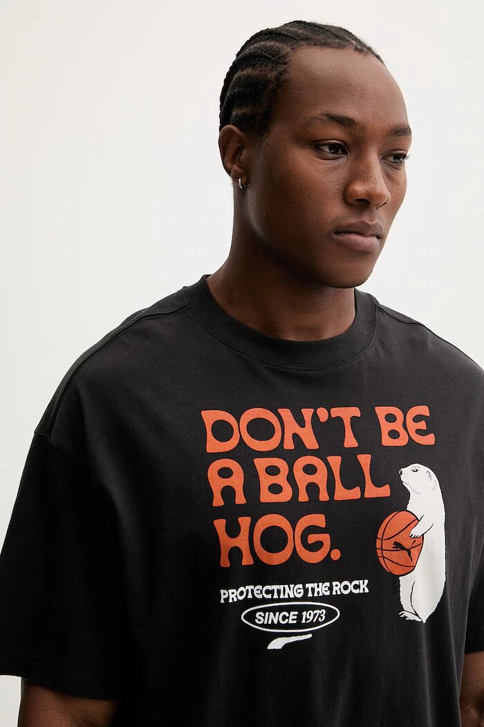 Puma Памучна тениска Junior Varsity Tee в черно с принт 692306