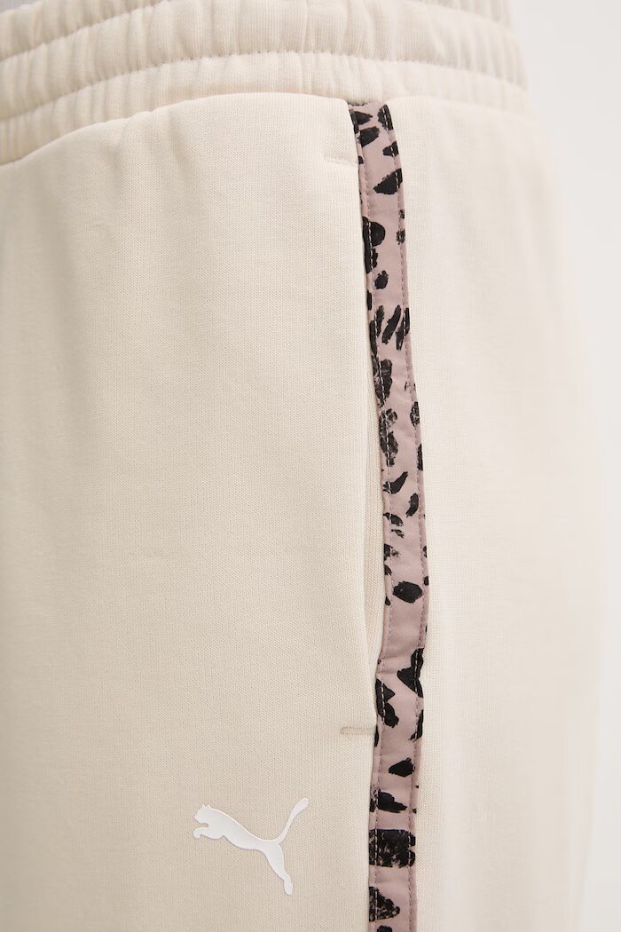 Puma спортен дамски панталон от памук Essential graphic animal бежов 692464