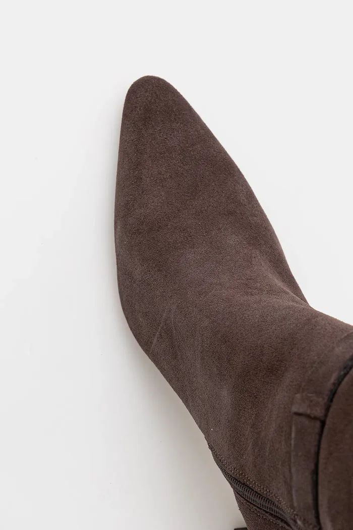 Steve Madden Велурени ботуши Sirrens в кафяво с тънък ток 11004776
