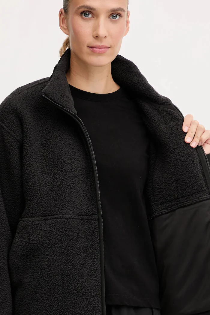 The North Face Поларен суичър Yumiori Off в черно с изчистен дизайн NF0A8EUZJK31