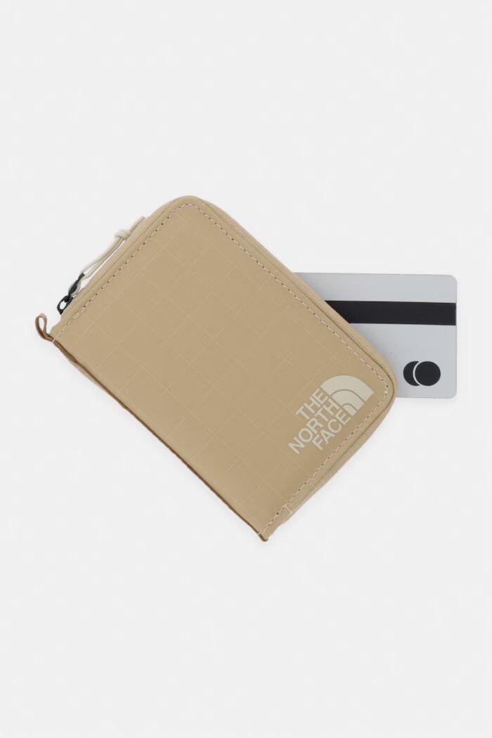 The North Face портфейл Base Camp Voyager бежов NF0A81BKN2V1