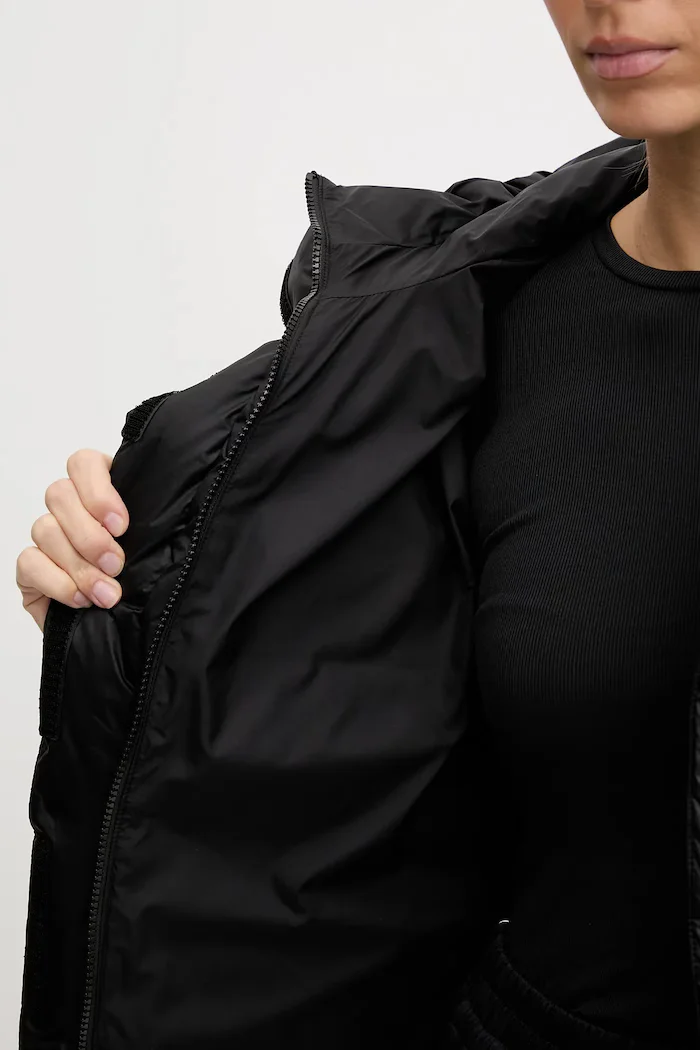 The North Face Пухено яке HMLYN Down в черно зимен модел NF0A4R2WGOF1