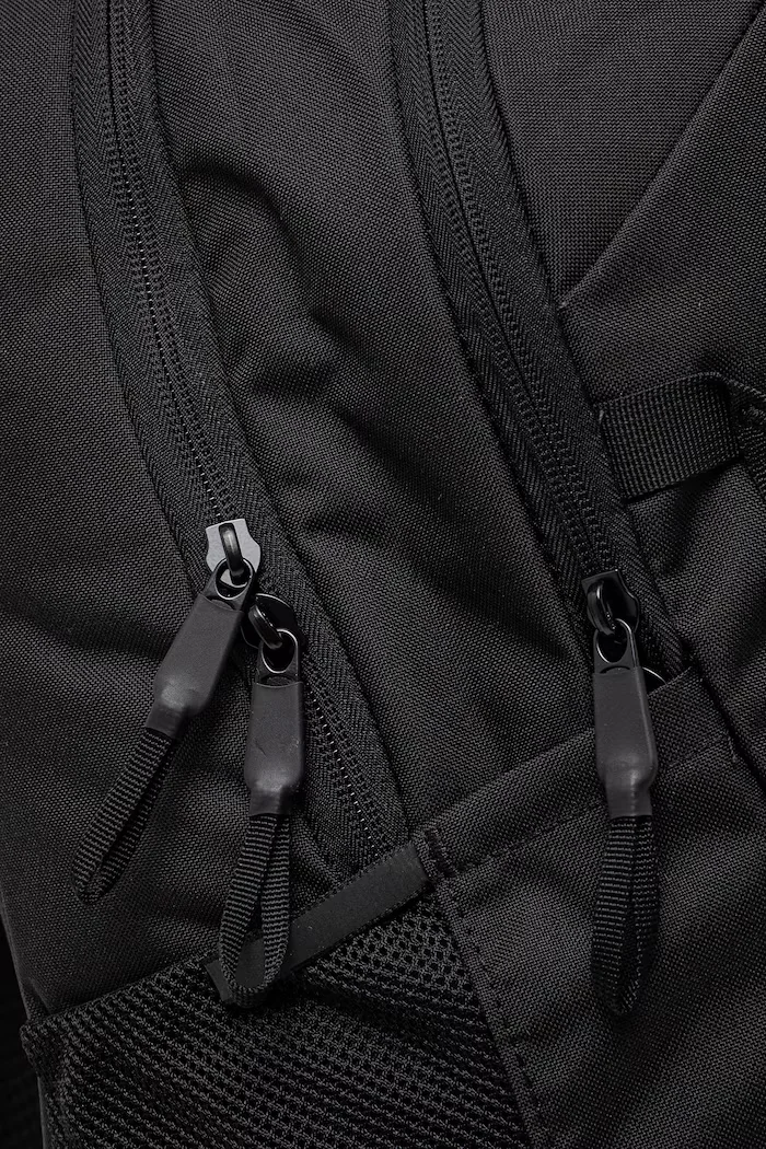 The North Face Раница Vault в черно голям размер с изчистен дизайн NF0A3VY24H01