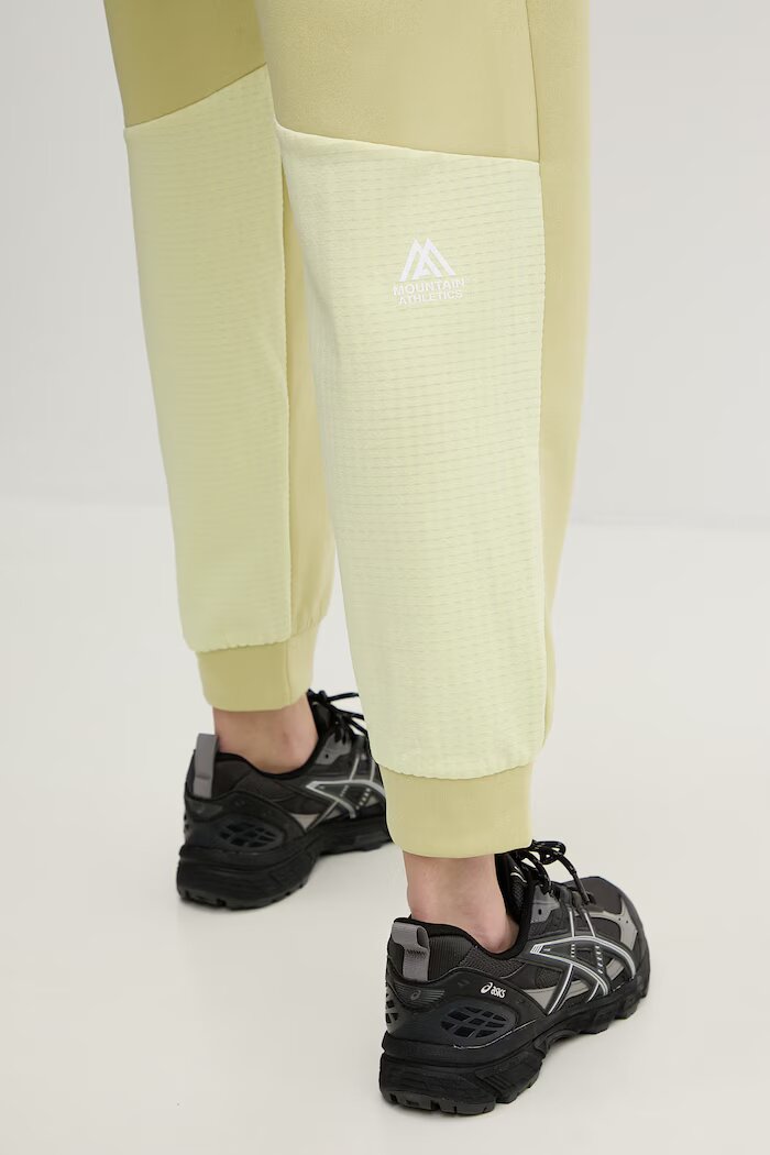 The North Face Спортен панталон MOUNTAIN ATHLETICS в жълто с принт NF0A8DXYG731