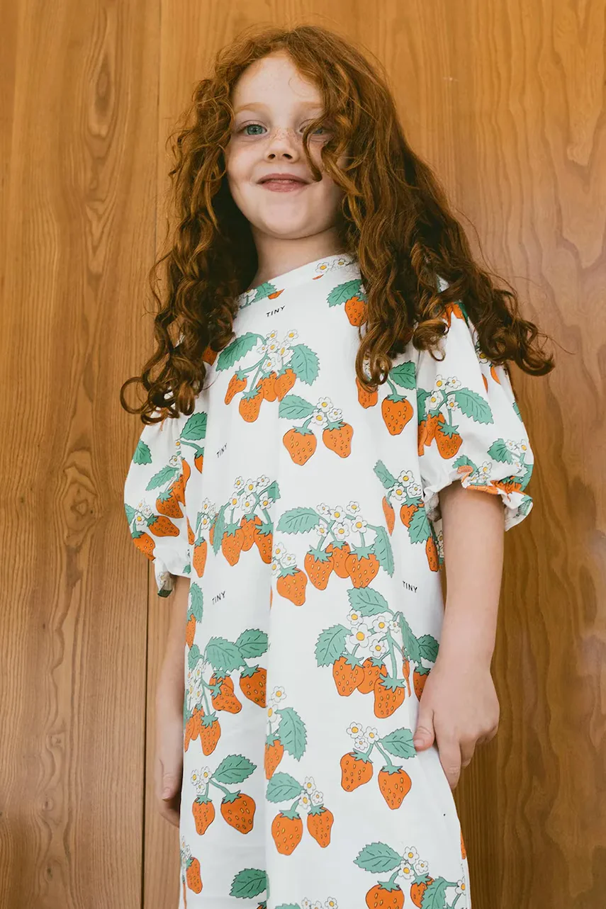 Tinycottons Детска памучна рокля STRAWBERRIES PUFF SLEEVE DRESS