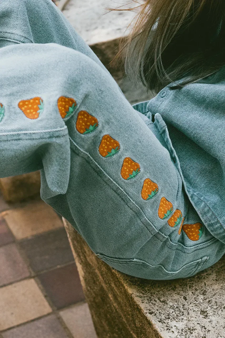 Tinycottons Детски дънки STRAWBERRIES EMBROIDERED JEANS