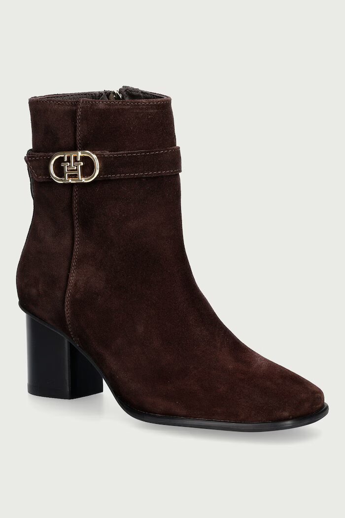 Tommy Hilfiger боти с нисък ток дамски от велур TH STRAP SUEDE BLOCK HEEL BOOT кафяви FW0FW09521