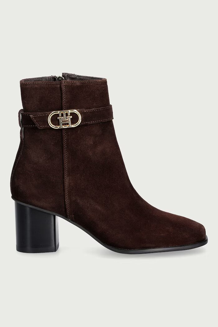 Tommy Hilfiger боти с нисък ток дамски от велур TH STRAP SUEDE BLOCK HEEL BOOT кафяви FW0FW09521