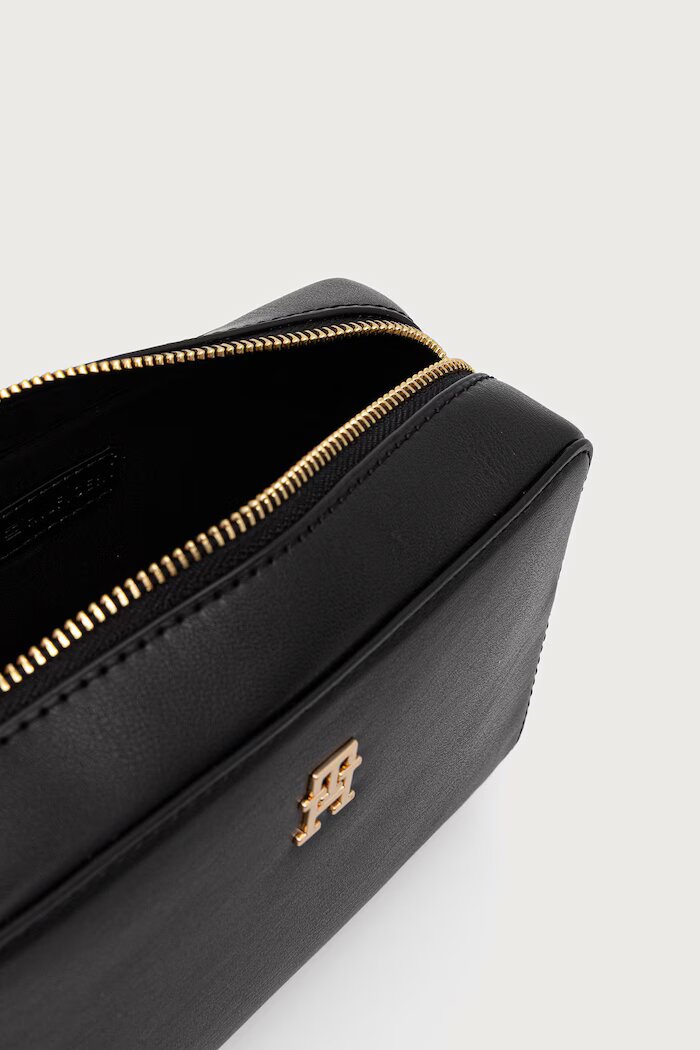 Tommy Hilfiger чанта crossbody дамска от имитация на кожа черна AW0AW19060