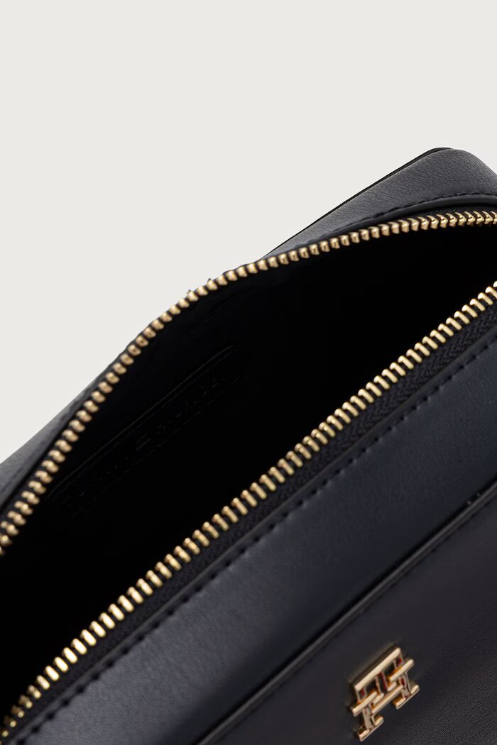 Tommy Hilfiger чанта crossbody дамска от имитация на кожа тъмносиня AW0AW19315