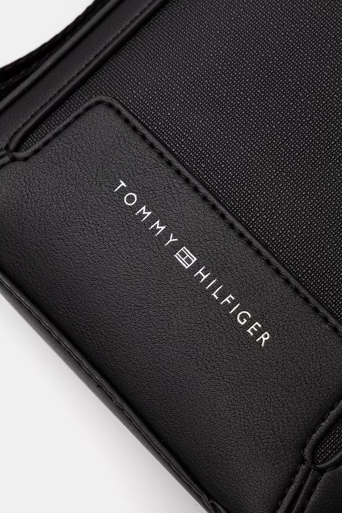 Tommy Hilfiger Чанта през рамо в черно AM0AM13638
