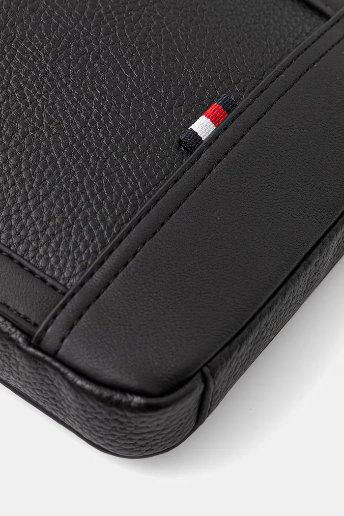 Tommy Hilfiger Чанта през рамо в черно AM0AM14012