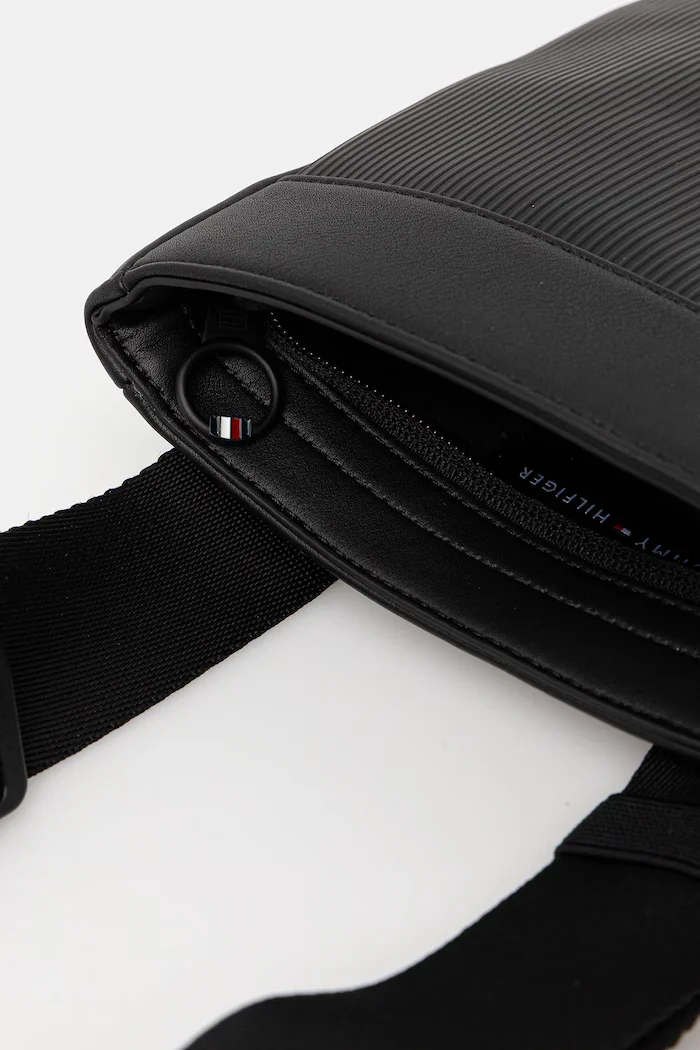Tommy Hilfiger Чанта през рамо в черно AM0AM14014