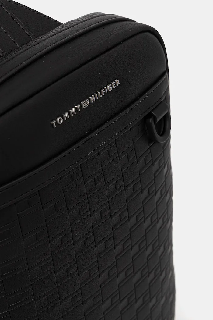 Tommy Hilfiger Чанта през рамо в черно AM0AM14024