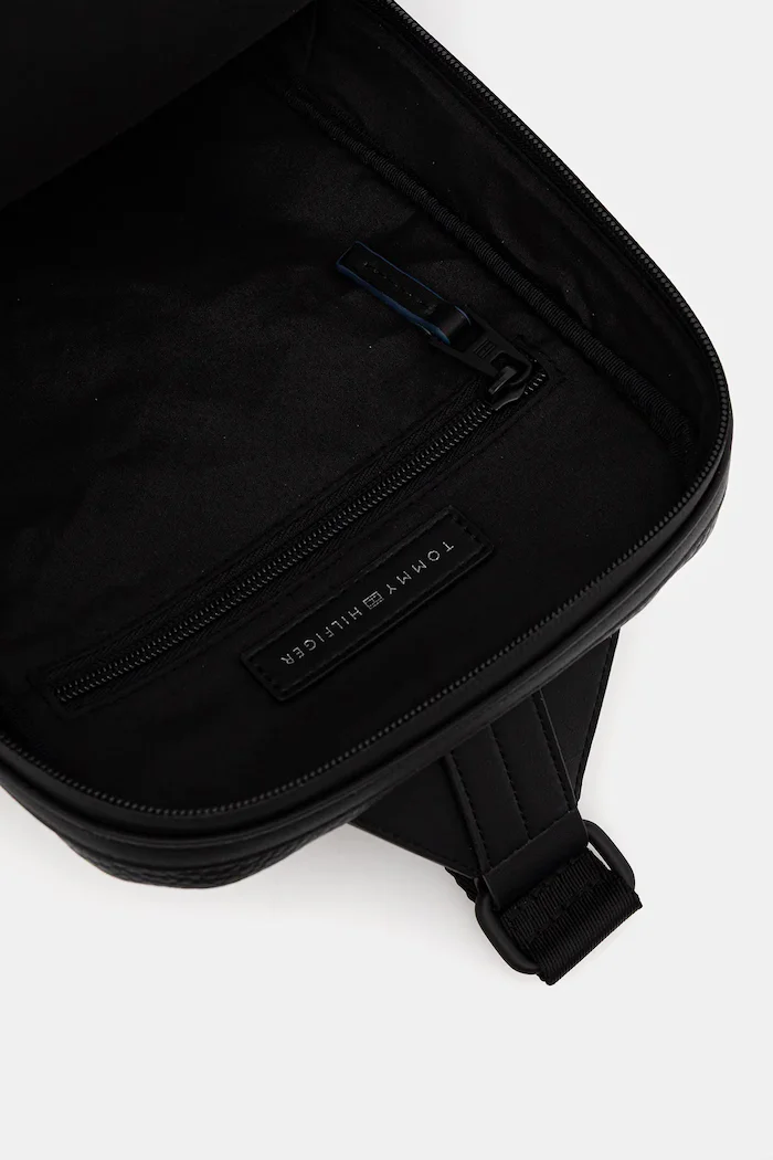 Tommy Hilfiger Чанта през рамо в черно AM0AM14024