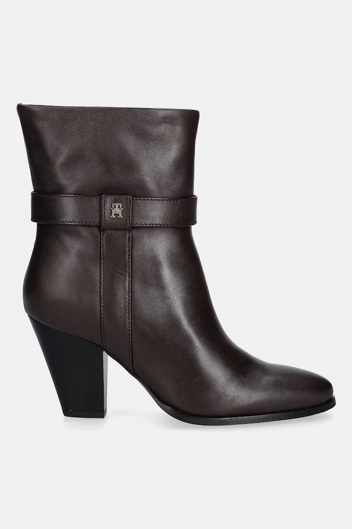 Tommy Hilfiger Кожени боти TH T-STRAP LEATHER POINTY BOOTIE в кафяво с дебел ток FW0FW08984