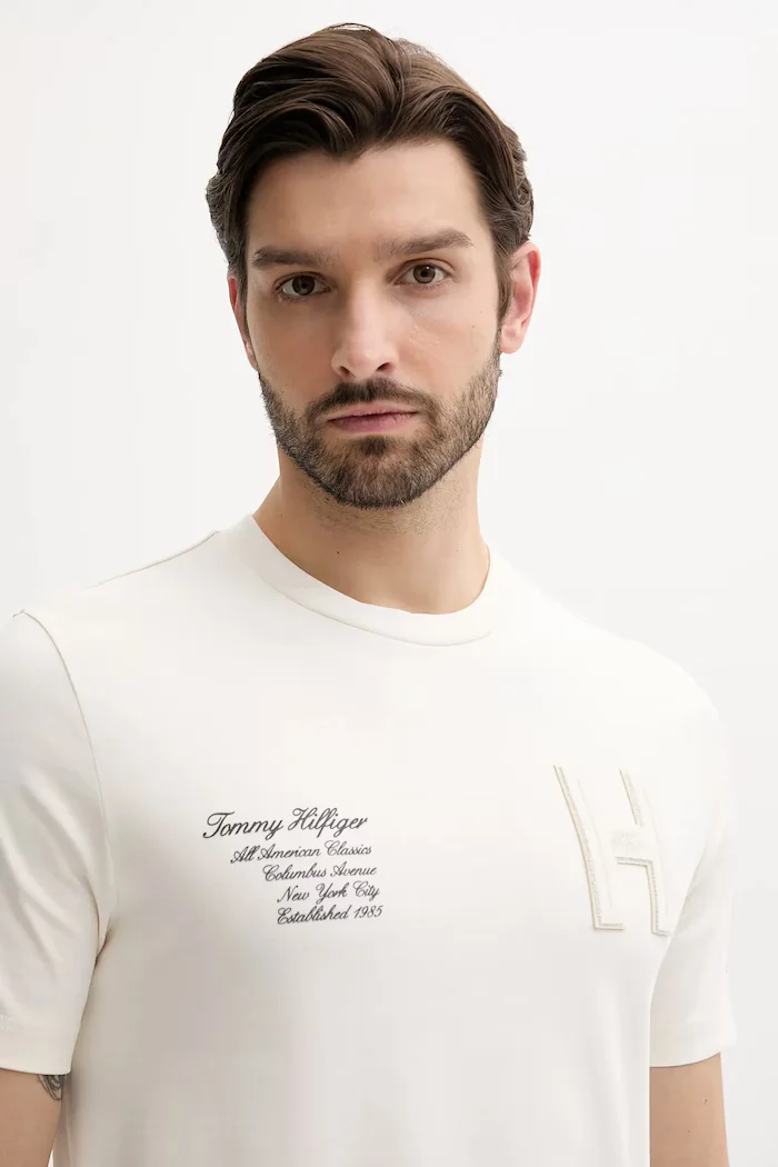 Tommy Hilfiger Памучна тениска в бежово с апликация MW0MW39364