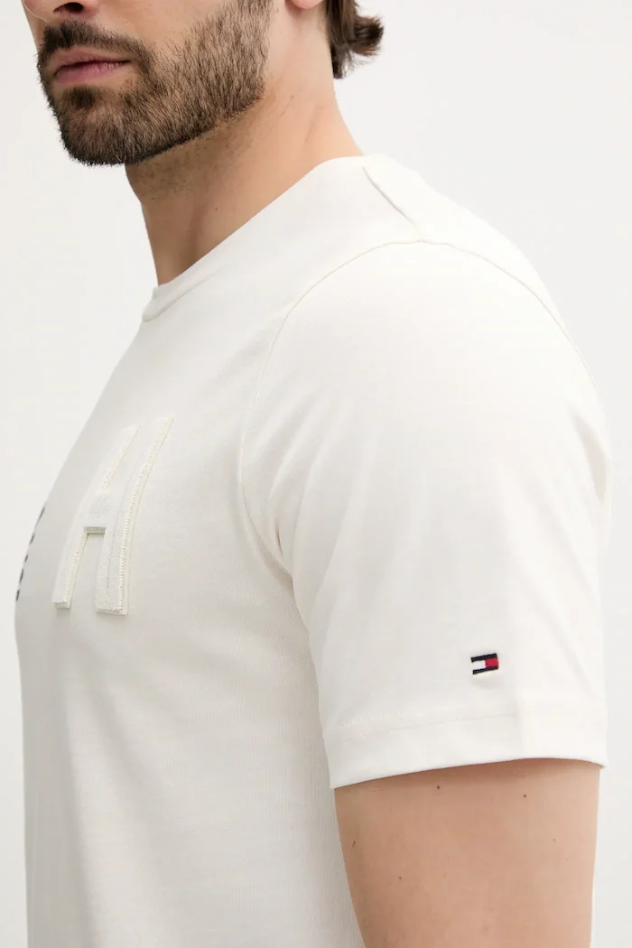 Tommy Hilfiger Памучна тениска в бежово с апликация MW0MW39364