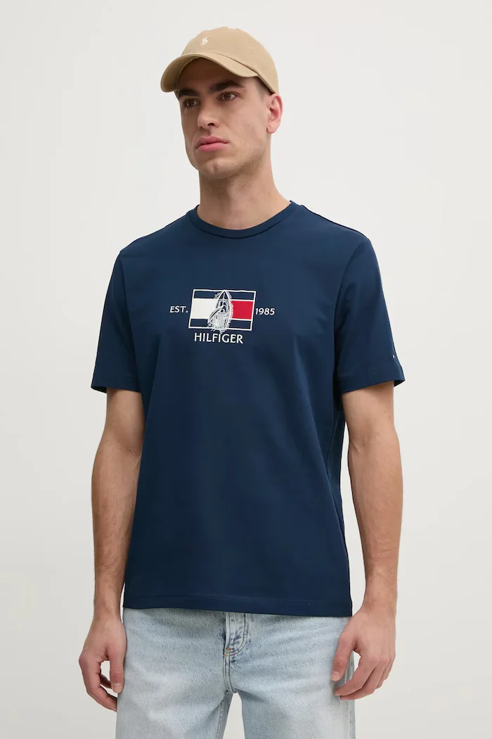 Tommy Hilfiger Памучна тениска в тъмносиньо с апликация MW0MW38628