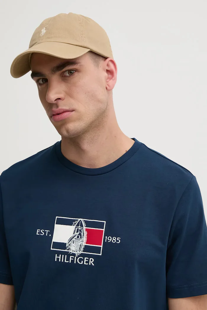 Tommy Hilfiger Памучна тениска в тъмносиньо с апликация MW0MW38628